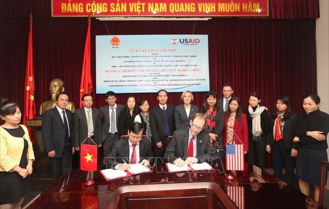 ố Lễ ký bản ghi nhớ về hợp tác thúc đẩy quyền của người khuyết tật tại Việt Nam giữa Bộ Lao động - Thương binh và Xã hội Việt Nam với tổ chức Phát triển Quốc tế Hoa Kỳ (USAID). Ảnh: TTXVN