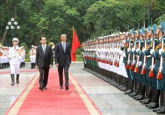 Trong ảnh: Chủ tịch nước Trần Đại Quang và Tổng thống Hoa Kỳ Barack Obama duyệt Đội danh dự Quân đội nhân dân Việt Nam trong chuyến thăm chính thức Việt Nam tháng 5/2016. Ảnh: Nhan Sáng - TTXVN