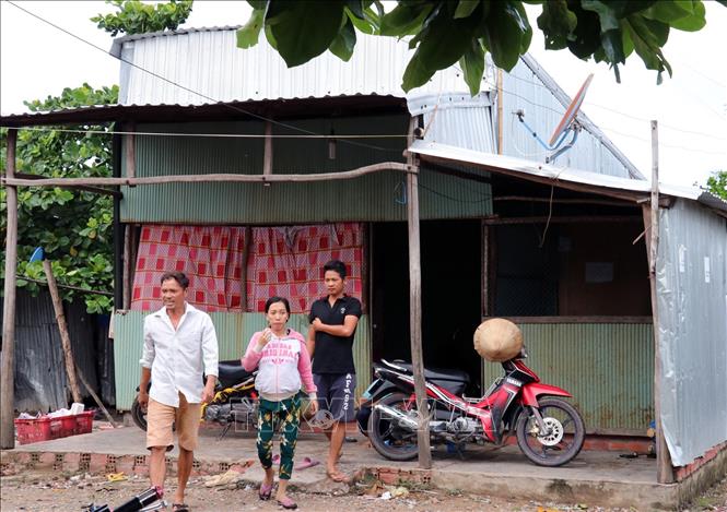 Trong ảnh: Nhiều hộ dân lấn chiếm đất, cất nhà sinh sống trong vùng dự án Cảng cá Ba Hòn. Ảnh: Lê Huy Hải - TTXVN