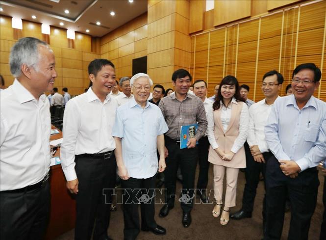 Trong ảnh: Tổng Bí thư Nguyễn Phú Trọng với Ban cán sự Đảng và cán bộ chủ chốt Bộ Công thương. Ảnh: Trí Dũng - TTXVN
