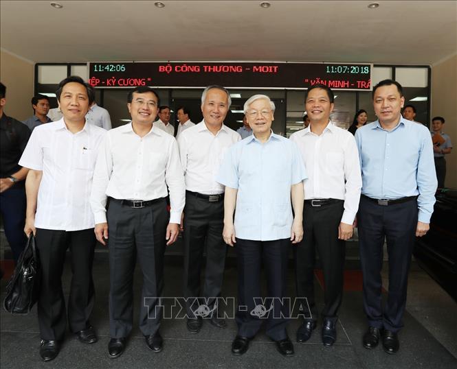 Trong ảnh : Tổng Bí thư Nguyễn Phú Trọng và các đại biểu tại Bộ Công thương. Ảnh : Trí Dũng - TTXVN