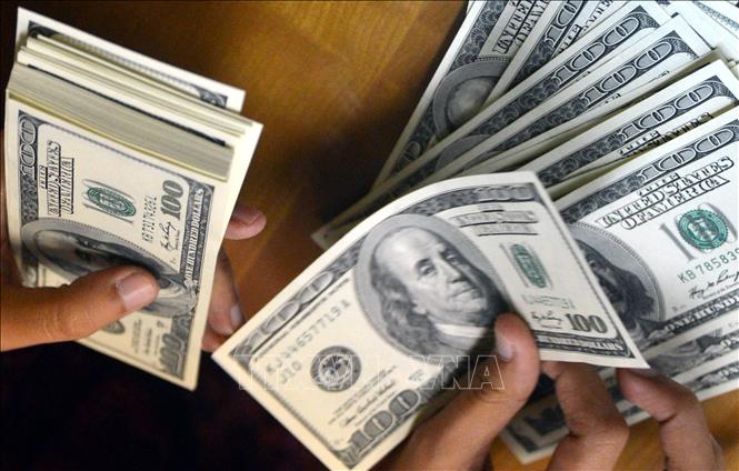 Trong ảnh (tư liệu): Kiểm đồng USD tại quầy giao dịch tiền tệ ở Jakarta, Indonesia. Ảnh: AFP/ TTXVN