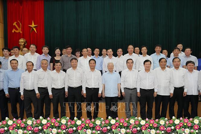 Trong ảnh: Tổng Bí thư Nguyễn Phú Trọng và các đại biểu chụp ảnh chung với Ban cán sự Đảng và cán bộ chủ chốt Bộ Công thương. Ảnh: Trí Dũng - TTXVN