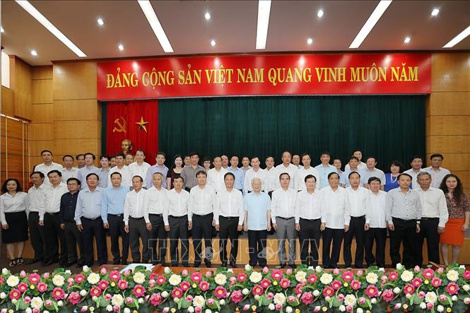 Trong ảnh: Tổng Bí thư Nguyễn Phú Trọng và các đại biểu chụp ảnh chung với Ban cán sự Đảng và cán bộ chủ chốt Bộ Công thương. Ảnh : Trí Dũng - TTXVN