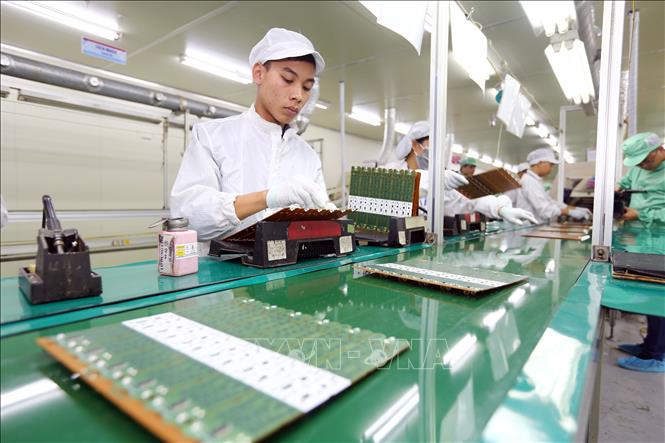 Trong ảnh: Dây chuyền sản xuất bản mạch điện tử theo công nghệ SMT tại nhà máy của Công ty TNHH 4P ở Hưng Yên. Ảnh: Danh Lam – TTXVN