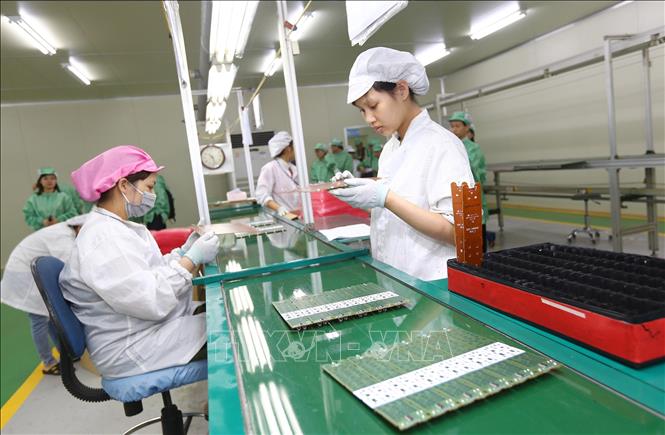 Trong ảnh: Dây chuyền sản xuất bản mạch điện tử theo công nghệ SMT tại nhà máy của Công ty TNHH 4P ở Hưng Yên. Ảnh: Danh Lam – TTXVN