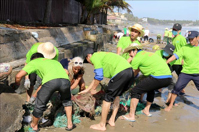 Trong ảnh: Đông đảo người dân, du khách tham gia dọn rác khu vực biển Mũi Né. Ảnh: Nguyễn Thanh – TTXVN

