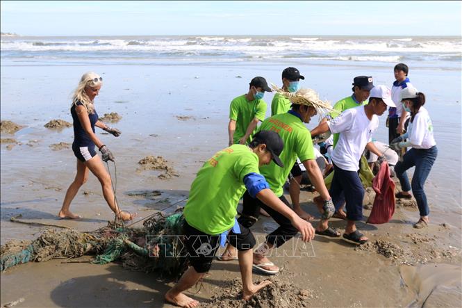 Trong ảnh: Đông đảo người dân, du khách tham gia dọn rác khu vực biển Mũi Né. Ảnh: Nguyễn Thanh – TTXVN
