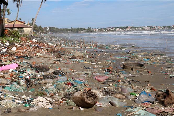 Trong ảnh: Hằng năm vào khoảng tháng 5- 6, gió mùa Tây Nam đẩy rác và các vật trôi nổi trên biển theo thủy triều từ Biển Đông dạt vào khu vực vịnh Mũi Né. Ảnh: Nguyễn Thanh – TTXVN
