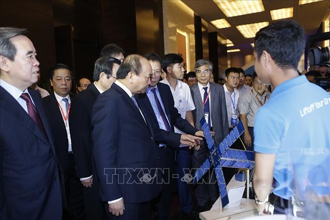 Trong ảnh: Thủ tướng Nguyễn Xuân Phúc tham quan Triển lãm quốc tế về Công nghiệp 4.0. Ảnh: Dương Giang – TTXVN