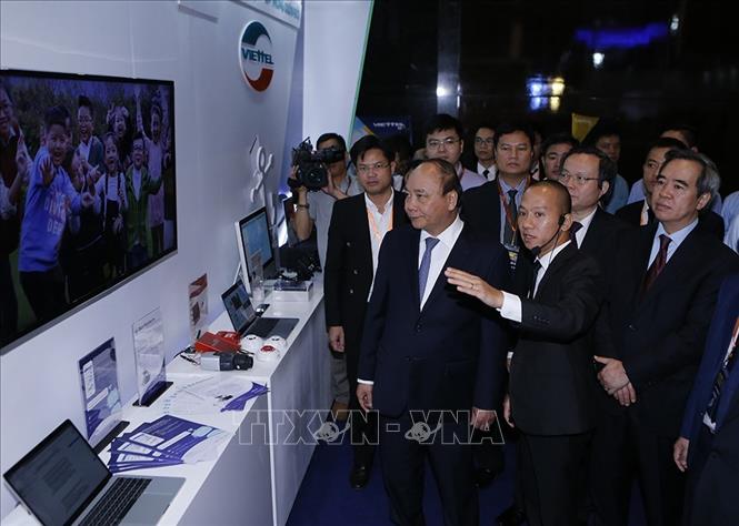 Trong ảnh: Thủ tướng Nguyễn Xuân Phúc tham quan Triển lãm quốc tế về Công nghiệp 4.0. Ảnh: Dương Giang – TTXVN
