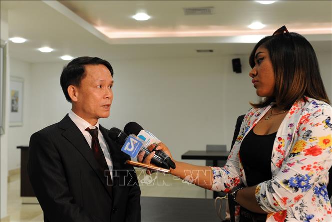 Trong ảnh: Đồng chí Nguyễn Đức Lợi trả lời phỏng vấn kênh truyền hình Hoy (Ngày nay), Cộng hòa Dominicana. Ảnh: Lê Hà - Pv TTXVN tại Trung Mỹ