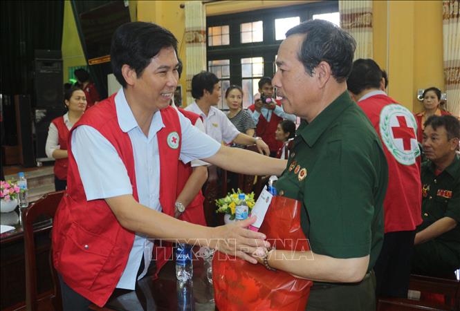 Trong ảnh: Trao tặng quà cho các thương binh tại Trung tâm. Ảnh: Nguyễn Chinh - TTXVN