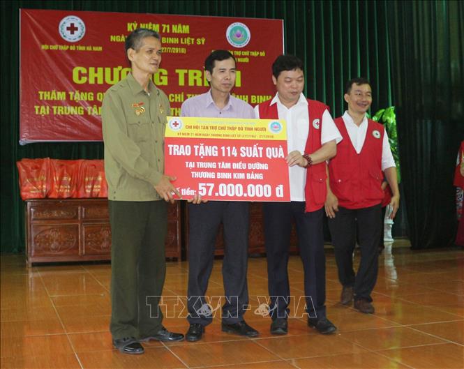 Trong ảnh: Trao tặng 114 suất quà cho các thương binh tại Trung tâm. Ảnh: Nguyễn Chinh - TTXVN  