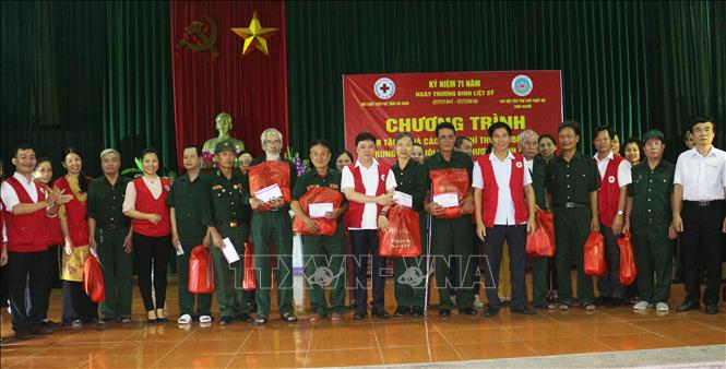 Trong ảnh: Trao tặng quà cho các thương binh tại Trung tâm. Ảnh: Nguyễn Chinh - TTXVN  