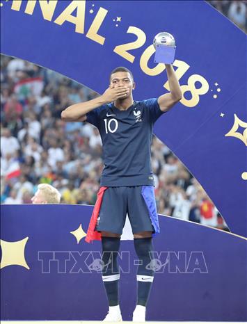 Trong ảnh: Tiền đạo 19 tuổi Kylian Mbappe của đội tuyển Pháp nhận danh hiệu cầu thủ trẻ xuất sắc nhất của FIFA. THX/ TTXVN