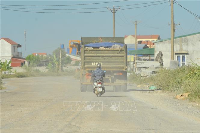 Trong ảnh: Lớp bụi đá màu trắng đục bao phủ làng Ninh Vân, nhất là trong những ngày hè nắng nóng, oi bức. Ảnh: Minh Đức - TTXVN