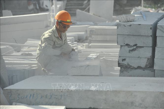 Trong ảnh: Nhiều công nhân chế tác đá không sử dụng các dụng cụ bảo hộ lao động trong môi trường làm việc bị ô nhiễm nặng. Ảnh: Minh Đức - TTXVN