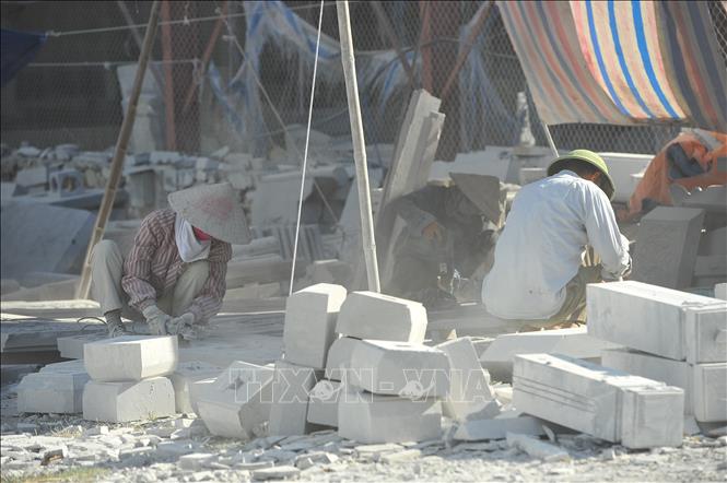 Trong ảnh: Dọc theo con đường chính đi sâu vào làng, các khu sản xuất đang có hàng nghìn lao động “vùi mình” làm việc trong những chiếc lán được dựng bằng những tấm bạt tạm bợ. Ảnh: Minh Đức - TTXVN