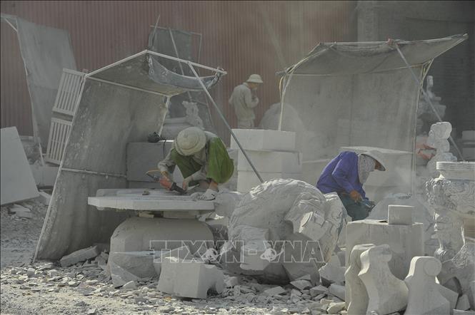 Trong ảnh: Các công nhân làm việc hàng ngày trong môi trường khói bụi và tiếng ồn. Ảnh: Minh Đức - TTXVN