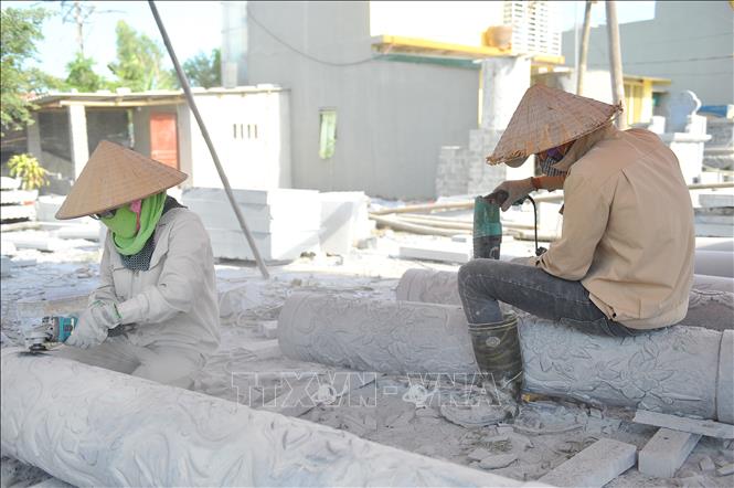 Trong ảnh: Các công nhân, trong đó có cả nữ, làm việc hàng ngày trong môi trường khói bụi và tiếng ồn. Ảnh: Minh Đức - TTXVN