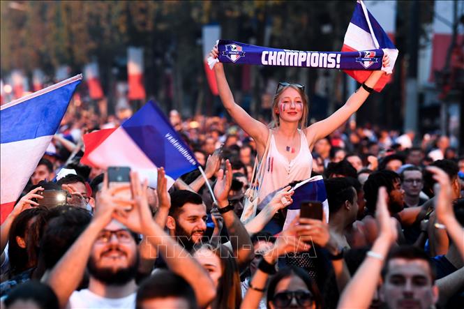 Trong ảnh: Người dân mừng chiến thắng của đội tuyển Pháp tại World Cup 2018 ở đại lộ Champs Elysées, thủ đô Paris, Pháp ngày 15/7. Ảnh: AFP/TTXVN
 
