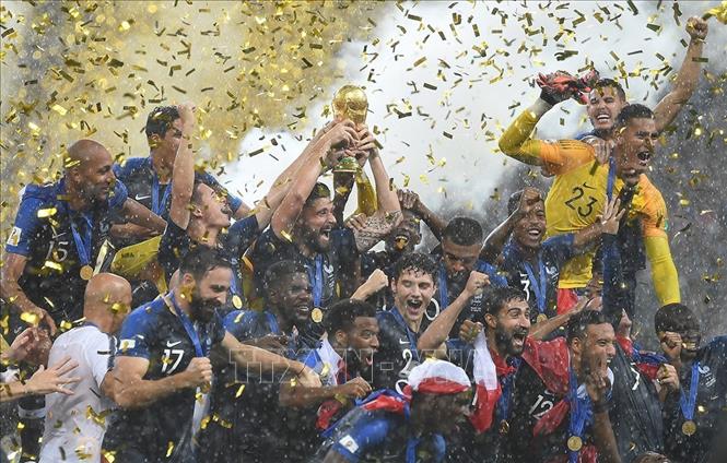 Trong ảnh: Sau 20 năm chờ đợi, tuyển Pháp đăng quang vô địch World Cup 2018 sau khi xuất sắc vượt qua Croatia với chiến thắng 4-2 trong trận chung kết tại Moskva, Nga, ngày 15/7. Ảnh: AFP/TTXVN