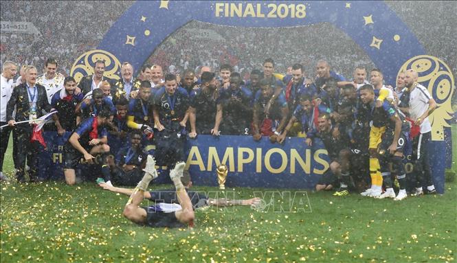 Trong ảnh: Sau 20 năm chờ đợi, tuyển Pháp đăng quang vô địch World Cup 2018 sau khi xuất sắc vượt qua Croatia với chiến thắng 4-2 trong trận chung kết tại Moskva, Nga, ngày 15/7. Ảnh: AFP/TTXVN