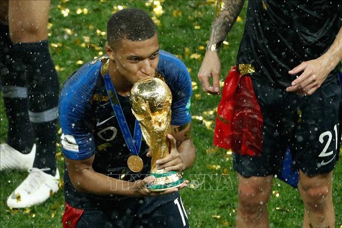 Trong ảnh: Tiền đạo 19 tuổi Kylian Mbappe của đội tuyển Pháp nhận Cup vàng vô địch của FIFA. Ảnh: AFP/TTXVN