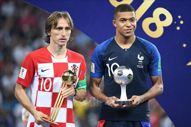 Trong ảnh: Tiền vệ Luka Modric (trái) của tuyển Croatia đã giành được danh hiệu Quả bóng Vàng còn Kylian Mbappe (phải) của Pháp được trao danh hiệu Cầu thủ trẻ xuất sắc nhất.Ảnh: AFP/TTXVN
