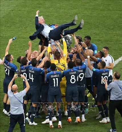 Trong ảnh: Niềm vui chiến thắng của huấn luyện viên Didier Deschamps và các cầu thủ Pháp. Ảnh: THX/TTXVN