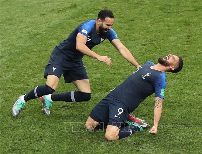 Trong ảnh: Pha ăn mừng chiến thắng của các tuyển thủ Pháp Olivier Giroud (phải) và Adil Rami trong trận chung kết gặp Croatia tại Moskva, Nga. Ảnh: THX/TTXVN