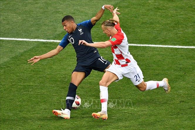 Trong ảnh: Pha tranh bóng giữa tiền đạo Pháp Kylian Mbappe (trái) với hậu vệ Croatia Domagoj Vida (phải) trong trận chung kết World Cup 2018 diễn ra trên sân Luzhniki ở Moskva, Nga ngày 15/7. Pháp đang dẫn trước Croatia 4-2. Ảnh: AFP/TTXVN