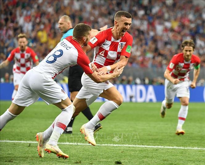 Trong ảnh: Cầu thủ Ivan Perisic (giữa) ăn mừng bàn thắng gỡ hòa 1-1 cho Croatia trước đối thủ Pháp trong trận chung kết World Cup 2018 diễn ra ở Moskva, Nga ngày 15/7. Ảnh: THX/TTXVN