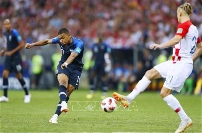 Trong ảnh: Tuyển thủ Pháp Kylian Mbappe (thứ 2, bên phải) ghi bàn thắng thứ 4 cho đội nhà vào lưới Croatia trong trận chung kết World Cup 2018 diễn ra ở Moskva, Nga ngày 15/7. Ảnh: Kyodo/TTXVN