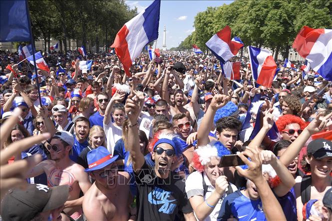 Trong ảnh: Cổ động viên Pháp  trước trận chung kết World Cup 2018 giữa đội tuyển Pháp và đội tuyển Croatia diễn ra trên sân vận động Luzhniki ở Moskva, Nga ngày 15/7. Ảnh: AFP/TTXVN