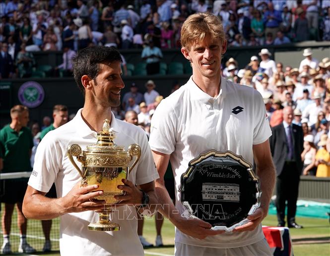 Trong ảnh: Novak Djokovic (trái) và Kevin Anderson (phải) nhận phần thưởng sau trận đấu. Ảnh: THX/TTXVN