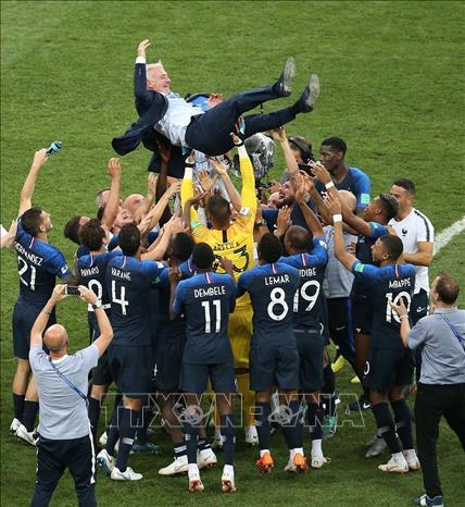 Trong ảnh: Niềm vui chiến thắng của huấn luyện viên Didier Deschamps và các cầu thủ Pháp. Ảnh: THX/TTXVN