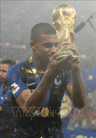 Trong ảnh: Kylian Mbappé mừng chiến thắng sau khi đội tuyển Pháp đoạt Cúp vô địch  tại World Cup 2018. Ảnh: THX/TTXVN