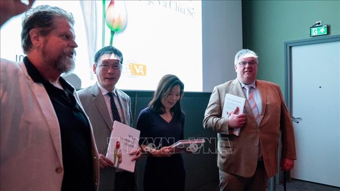 Trong ảnh: Trao tặng sách kỷ niệm 50 quan hệ nhân dân Hà Lan-Việt Nam tại lễ kỷ niệm do Viện phim Joris Ivens tổ chức. Ảnh: TTXVN/phát