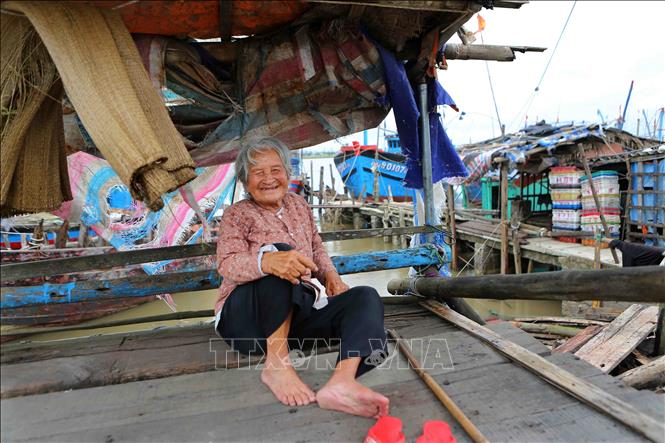 Trong ảnh: Cuộc sống người dân tại cảng cá xã Quảng Nham đã trở lại bình thường sau khi cơn bão số 3 đi qua. Ảnh: Thành Đạt – TTXVN
