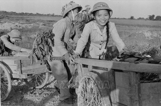 Trong ảnh: Đội thanh niên xung phong chống Mỹ cứu nước 552 (Hà Tĩnh) dũng cảm vừa chiến đấu vừa đảm bảo giao thông thông suốt trên tuyến đường trọng điểm Ngã ba Đồng Lộc. Ảnh Văn Sắc - TTXVN