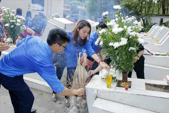Trong ảnh: Đoàn Khối các cơ quan Trung ương dâng hương tại Khu di tích Ngã ba Đồng Lộc, nhân kỷ niệm 70 năm Ngày Thương binh - Liệt sĩ (27/7/1947 - 27/7/2017). Ảnh: Văn Điệp – TTXVN