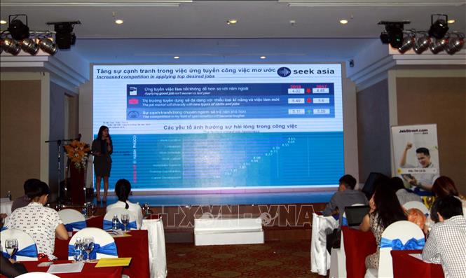 Trong ảnh: Đại diện trang JobStreet.com giới thiệu “Chiến lược trọng điểm tăng tốc triển vọng thị trường việc làm Việt Nam 2018”. Ảnh: Thanh Vũ-TTXVN