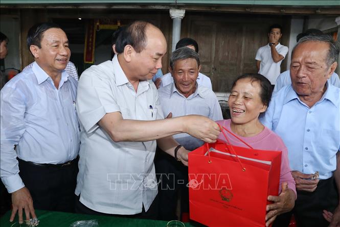 Trong ảnh: Thủ tướng Nguyễn Xuân Phúc thăm và tặng quà gia đình bà Mai Xuân Tam tại thôn Châu Nội, xã Tùng Ảnh, huyện Đức Thọ, tỉnh Hà Tĩnh. Ảnh: Thống Nhất - TTXVN