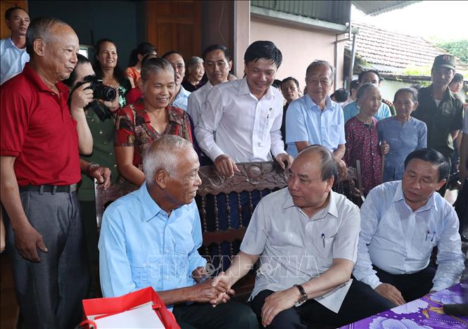 Trong ảnh: Thủ tướng Nguyễn Xuân Phúc thăm và tặng quà gia đình ông Phan Nho Mai tại thôn Châu Nội, xã Tùng Ảnh, huyện Đức Thọ, tỉnh Hà Tĩnh. Ảnh: Thống Nhất - TTXVN