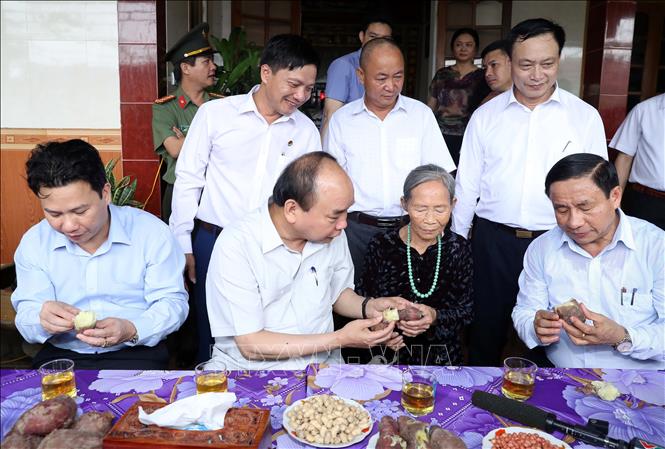 Trong ảnh: Thủ tướng Nguyễn Xuân Phúc thăm và tặng quà gia đình gia đình ông Mai Đình Đoàn tại thôn Châu Nội, xã Tùng Ảnh, huyện Đức Thọ, tỉnh Hà Tĩnh. Ảnh: Thống Nhất - TTXVN