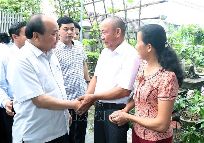 Trong ảnh: Thủ tướng Nguyễn Xuân Phúc thăm và tặng quà gia đình ông Mai  Đình Đoàn tại thôn Châu Nội, xã Tùng Ảnh, huyện Đức Thọ, tỉnh Hà Tĩnh. Ảnh: Thống Nhất - TTXVN
