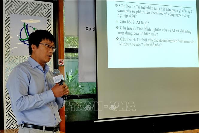 Trong ảnh: Tiến sĩ Lê Thành Sách, Chủ nhiệm bộ môn Khoa học Máy tính, Đại học Bách Khoa Thành phố Hồ Chí Minh giới thiệu các khái niệm và ứng dụng cơ bản của công nghệ AI tại hội thảo. Ảnh: Thế Anh-TTXVN