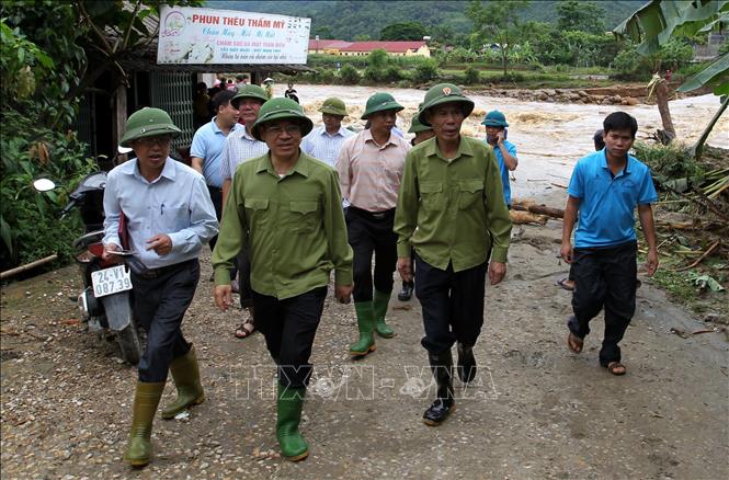 Trong ảnh: Phó Chủ tịch UBND tỉnh Lào Cai Nguyễn Hữu Thể dẫn đầu đoàn công tác đến thăm, kiểm tra tình hính khắc phục sau mưa lũ gây ra tại xã Khánh Yên Hạ, huyện Văn Bàn. Ảnh: Quốc Khánh - TTXVN